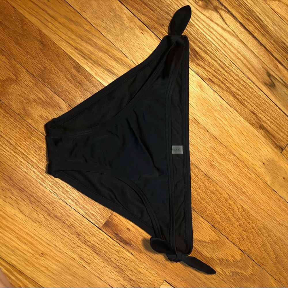 Black bikini bottoms (VS)